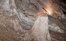 Una de las estalagmitas mutiladas que han podido ver los visitantes de la cueva.