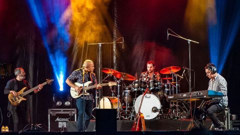 Miguel Lamas a la batera con su banda Ardora.