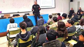 Charla de agentes de la polic�a local de Vigo con estudiantes