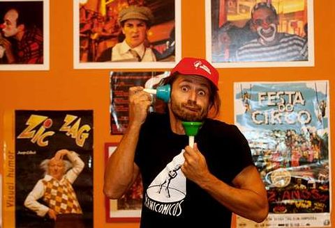 <span lang= es-es >Vivero de artistas</span>. En el local que Manic�micos tiene en la calle Andr�s Gaos confluyen un sinf�n de artistas que comparten lugar de ensayo: �Ofrecemos los medios t�cnicos y asesoramiento y organizamos galas en las que hasta los alumnos tienen su oportunidad de actuar�, explica Carlos Sante.