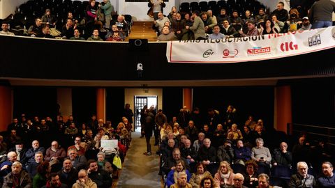 El público abarrotó el Teatro Principal de Pontevedra para seguir el debate de la cuestión de confianza a que se sometió el alcalde