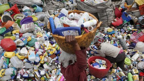 Mujeres recolectan envases de plstico usados en un centro de reciclaje de Nairobi, en Kenia