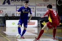�lex Diz controla el cuero en el choque ante el Puertollano.