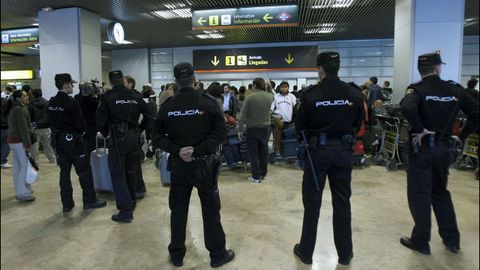 Agentes de la Polic�a Nacional en el aeropuerto de Barajas, en una imagen de archivo