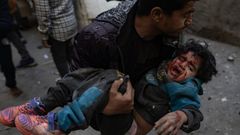 Un hombre recupera a un ni�o herido entre los escombros de una casa destruida tras un ataque a�reo israel� en el campamento de Deir al-Balah.