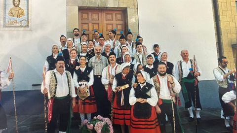 Vecinos de Villaviciosa antes de bailar la Danza del Portal en el ao 1994, su 40 aniversario