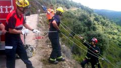 Los bomberos tuvieron que recurrir a un polipasto para poder izar el cad�ver de la mujer