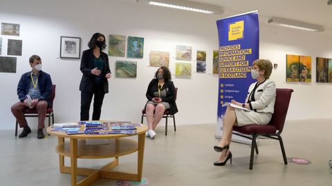 Nicola Sturgeon conversa con j�venes de la UE que solicitan el programa de asentamiento en Escocia.