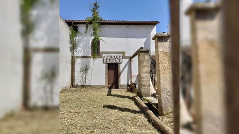 La fachada de la capilla ya es visible desde la calle Doctor Casares