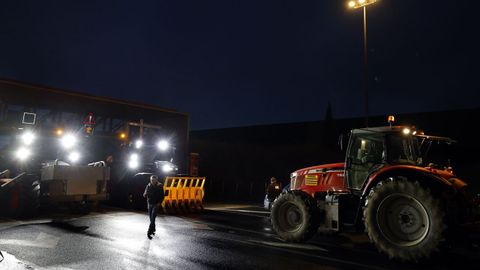 Ganaderos franceses han cortado las carreteras para protestar por el vaciado sanitario de las�granjas positivas en dermatosis