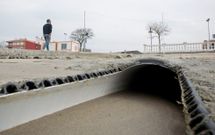 El colector de las aguas pluviales desemboca en plena zona de ba�o y la arena est� desapareciendo. 