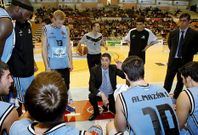 Lisardo G�mez, dando instrucciones a sus jugadores durante un tiempo muerto.