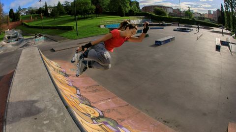  Una persona practica patinaje este sbado en Oviedo