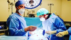 El doctor Kelvin Pi�a, junto a personal de su equipo, en un instante de la opraci�n