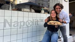 El chef Luis Veira acept� el reto que le plante� Alice De Robbio desde Napolit y prepar� unas pizzas en el local de la firma en Rosal�a de Castro