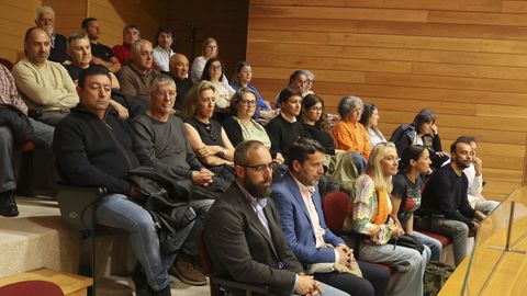 Cargos p�blicos y dirigentes de los sectores pesquero, marisquero y mejillonero siguieron el debate sobre la crisis del marisqueo en la C�mara gallega, el 5 de mayo del 2026.