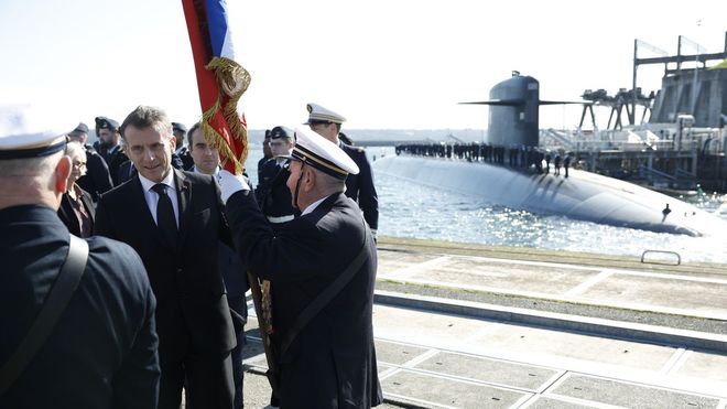 Macron, este lunes en la base militar de submarinos nucleares de la isla Longue, en Crozon (Francia).