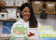 Mar�a L�pez abri� este a�o la tienda de alimentaci�n ecol�gica Gaia, en la Estrada de Castela. 