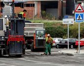 Los operarios trabajaban ayer a todo ritmo para rebajar la altura de los pasos elevados.