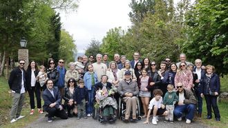 Foto familiar en la celebraci�n del centenario de Delia Russo en Viveiro