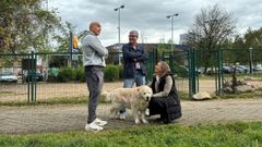 La presidenta local, Luisa S�nchez, con el concejal Miguel Mart�n, visitaron una de las �reas caninas de la ciudad