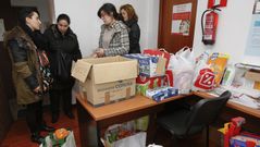 La entrega de alimentos de Argazo, ayer.