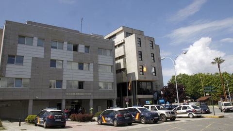 El Cuerpo Nacional de Polic�a ha activado en Vilagarc�a un riguroso protocolo de seguridad para proteger a los alumnos y encontrar al autor de las llamadas telef�nicas