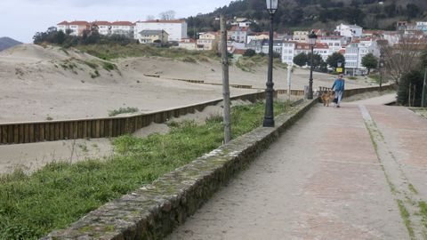 La arena se extiende a lo largo del paseo, junto al patio del colegio