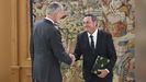 Felipe VI y el fiscal general, Garca Ortiz, estrechndose la mano este mircoles en la Zarzuela.