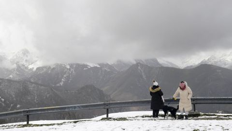 Visitantes en la estaci�n de Pajares