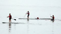 El paddle surf es uno de los deportes acu�ticos de moda en las playas de Barbanza