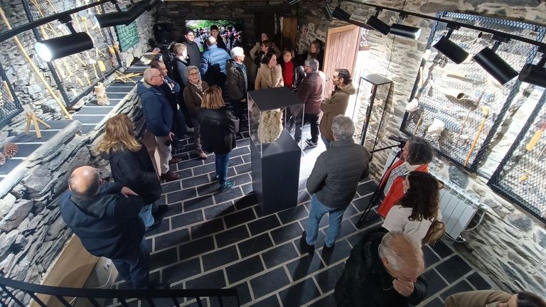 Visitantes, en una sala del centro de interpretaci�n de la Fundaci�n Legar.