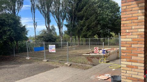 Obras de reforma en el CEIP San Clemente, de Caldas de Reis, ahora paralizadas al entrar la empresa adjudicataria en concurso de acreedores