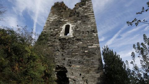 Torre de Caldaloba (Cospeito). En la lista roja desde el 2017. BIC desde 1994, se cree que ya existía antes del siglo XIV. Mala consolidación de la fábrica, presentando varias grietas en la estructura, cubierta de maleza