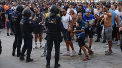 La Polic�a intenta contener a aficionados radicales del Marsella durante el duelo de Champions de los franceses ante el Real Madrid.