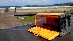 Ba�o port�til derribado por el viento en Oleiros
