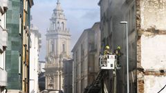 Los bomberos trabajaron durante horas en el edificio abandonado de la r�a Cidade de Viveiro