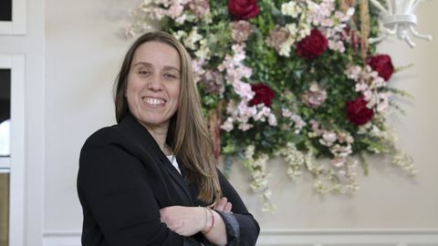 Lorena Ameneiro traslada su popular pastelería Biquiños Doces de Las Angustias a la avenida de Esteiro. Para la decoración ha contado con firmas de la urbe naval como, por ejemplo, en la foto, diseños de Flores de mis amores.