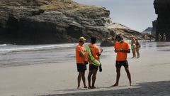Socorristas en las playa de As Catedrais