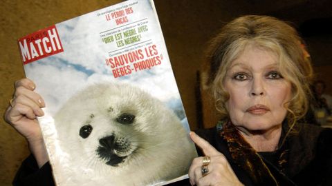 En 1969, con una copia de �Paris Match� en 1969