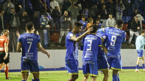 Aficin y jugadores del Ourense CF celebrando el tanto del empate que oblig a ambos equipos a ir a la prrroga para pasar a la siguiente fase de la Copa del Rey en O Couto.