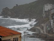 En Malpica, como en el resto de la costa, el fuerte oleaje hizo imposible salir a pescar. 