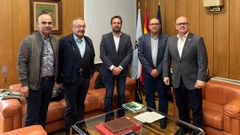 Eladio Santos (a la derecha de la imagen) con representantes de la asociacin Aspanas y de la federacin gallega que aglutina a los colectivos con discapacidad intelectual