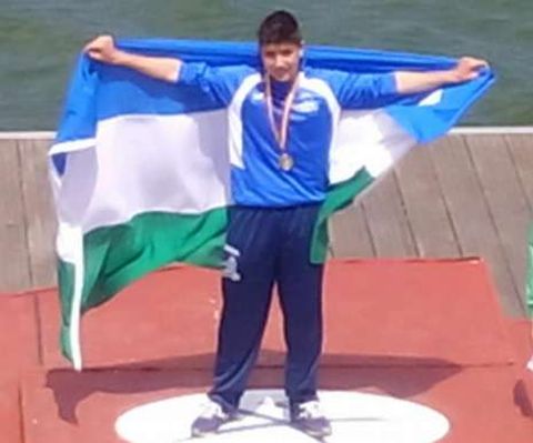 Xoel, en el podio con la bandera focense tras coronarse campe�n.