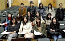 Estudiantes chinos de la USC posan en el Sal�n de Graos de la Facultade de Filolox�a.