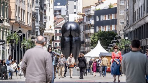 Varias personas caminan por el centro de Oviedo