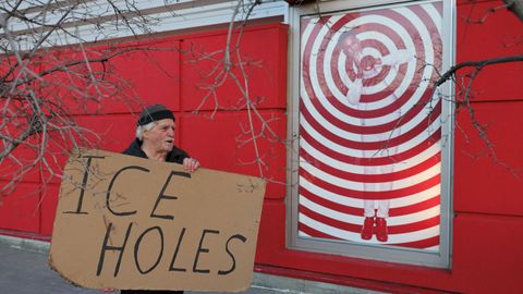 Una mujer protesta contra el ICE ante una tienda Target en la localidad de Richfield (Minnesota).