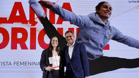 La gimnasta Melania Rodr�guez recogi� el premio a Mejor Deportista Femenina que le entreg� Borja Cancela, responsable comercial de Iberdrola en Galicia y Asturias