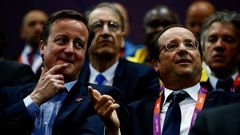 Cameron y Hollande, viendo el Espa�a-Francia de balonmano femenino