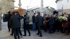 Los padres de Nerea, Ra�l Fern�ndez y Mar�a Barrera, acompa�an el f�retro de su hija, en San Cibrao, en O�mbra. 